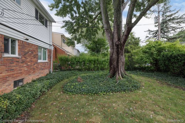 1399 Edmundton Drive, Grosse Pointe Woods, MI 48236