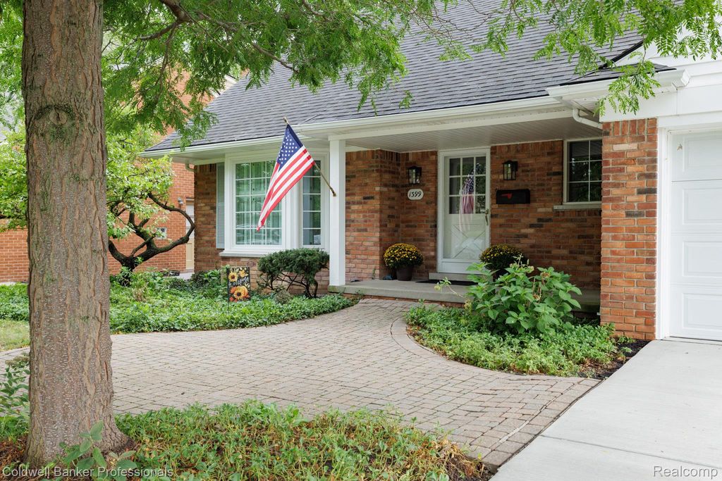 1399 Edmundton Drive, Grosse Pointe Woods, MI 48236