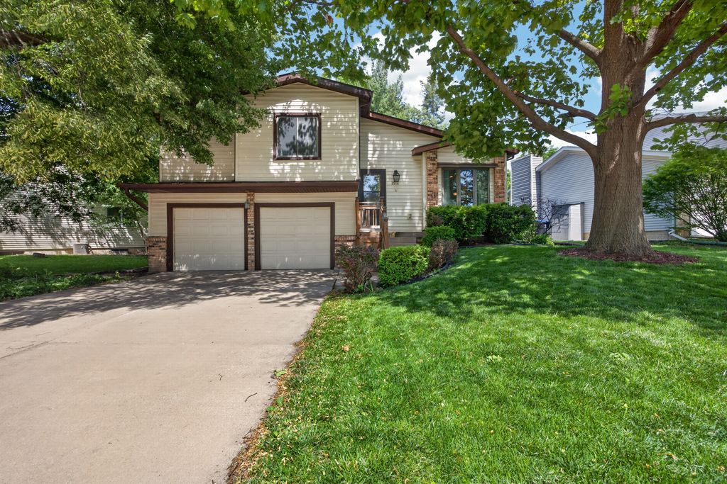 Image 1 of property listing at 2910 Wellington Way, Bloomington, IL 61704