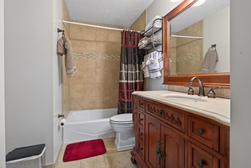 Image 11 of property listing at 2910 Wellington Way, Bloomington, IL 61704