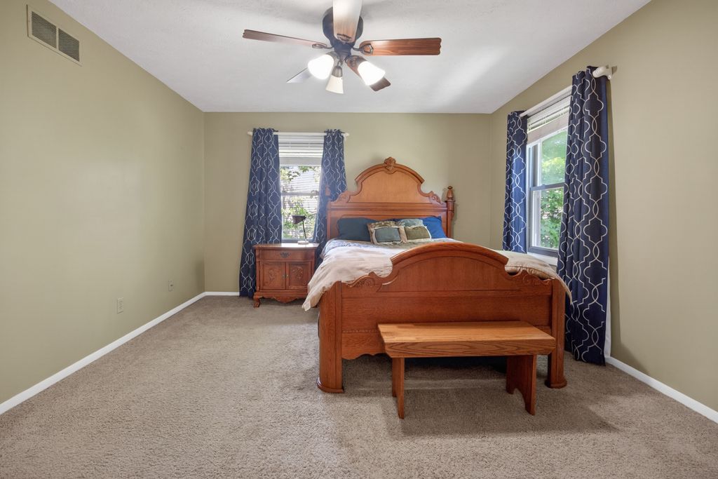Image 13 of property listing at 2910 Wellington Way, Bloomington, IL 61704
