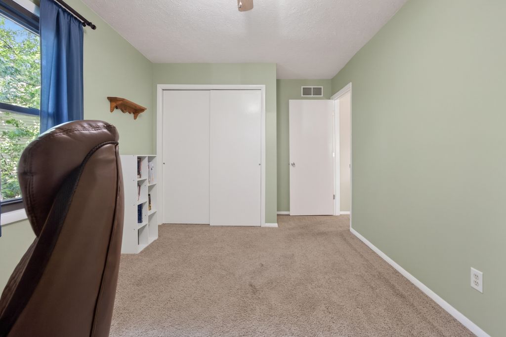 Image 17 of property listing at 2910 Wellington Way, Bloomington, IL 61704