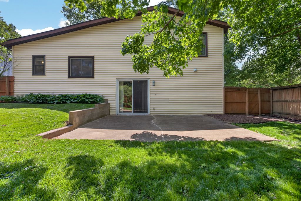 Image 30 of property listing at 2910 Wellington Way, Bloomington, IL 61704