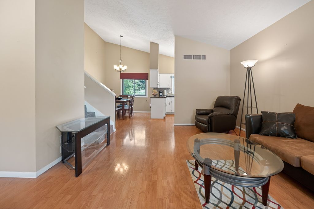 Image 4 of property listing at 2910 Wellington Way, Bloomington, IL 61704