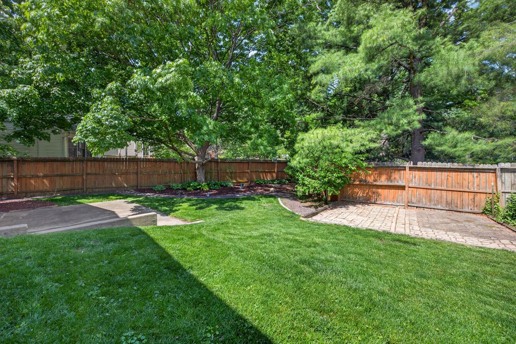 Image 31 of property listing at 2910 Wellington Way, Bloomington, IL 61704