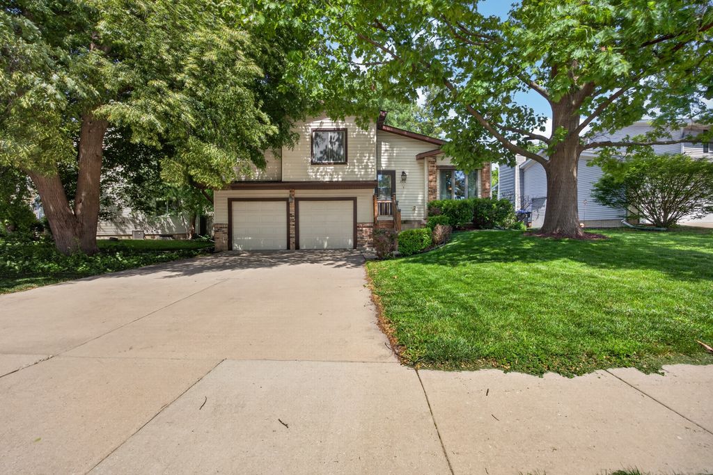 Image 32 of property listing at 2910 Wellington Way, Bloomington, IL 61704