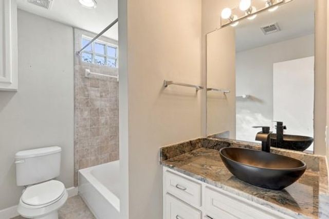 8710 Beverlyhill Street 204, Houston, TX 77063