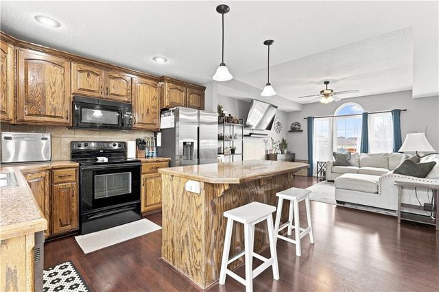 407 NE 192nd Terrace, Smithville, MO 64089