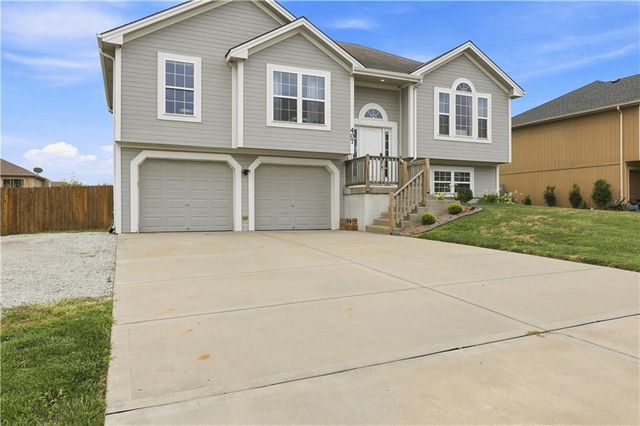 407 NE 192nd Terrace, Smithville, MO 64089