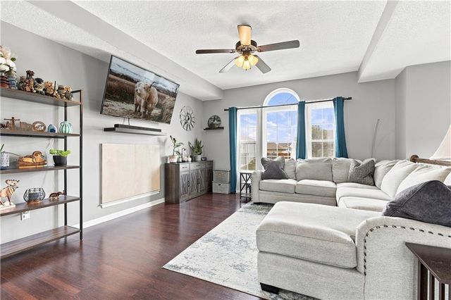 407 NE 192nd Terrace, Smithville, MO 64089