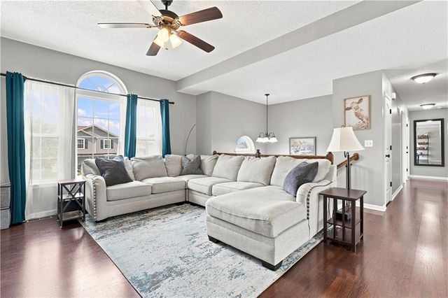 407 NE 192nd Terrace, Smithville, MO 64089