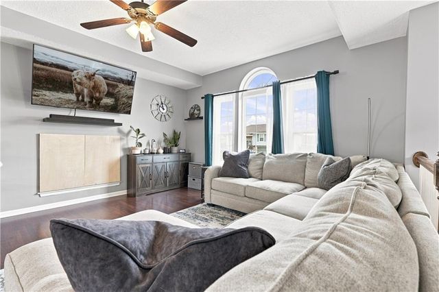 407 NE 192nd Terrace, Smithville, MO 64089