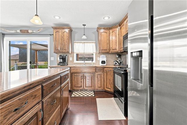 407 NE 192nd Terrace, Smithville, MO 64089