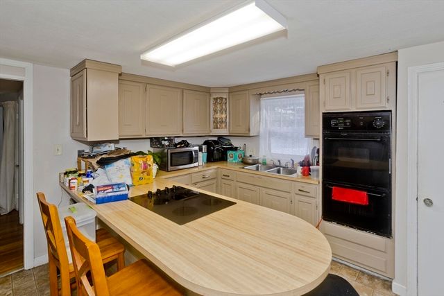 647 Plumtree Rd, Springfield, MA 01118