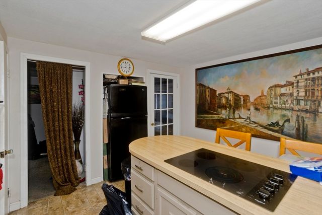 647 Plumtree Rd, Springfield, MA 01118