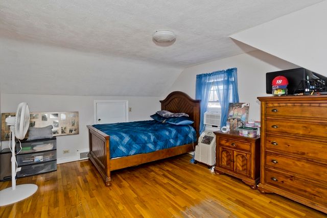 647 Plumtree Rd, Springfield, MA 01118