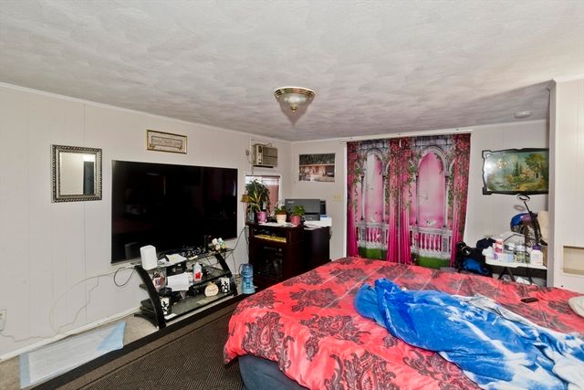 647 Plumtree Rd, Springfield, MA 01118