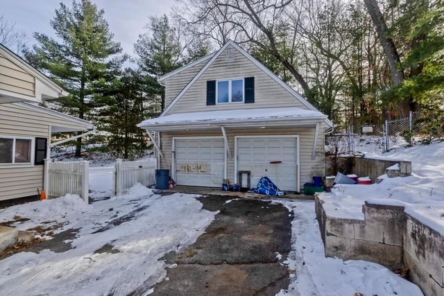 647 Plumtree Rd, Springfield, MA 01118