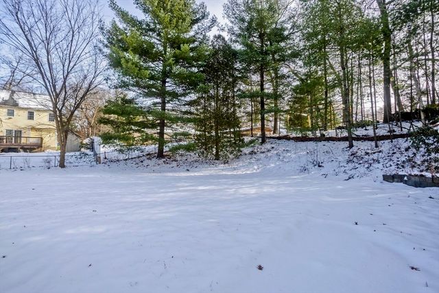 647 Plumtree Rd, Springfield, MA 01118