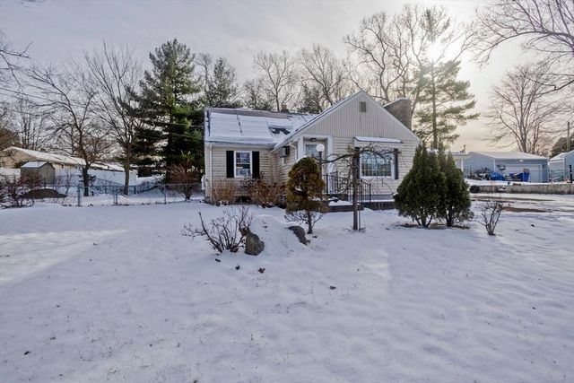 647 Plumtree Rd, Springfield, MA 01118