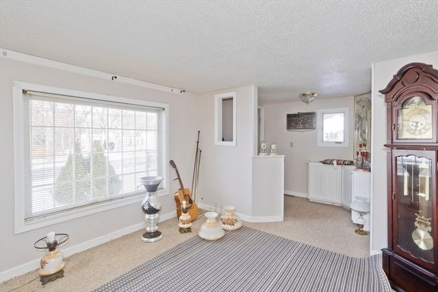 647 Plumtree Rd, Springfield, MA 01118