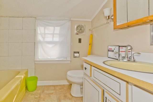 647 Plumtree Rd, Springfield, MA 01118