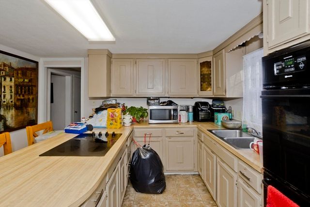 647 Plumtree Rd, Springfield, MA 01118