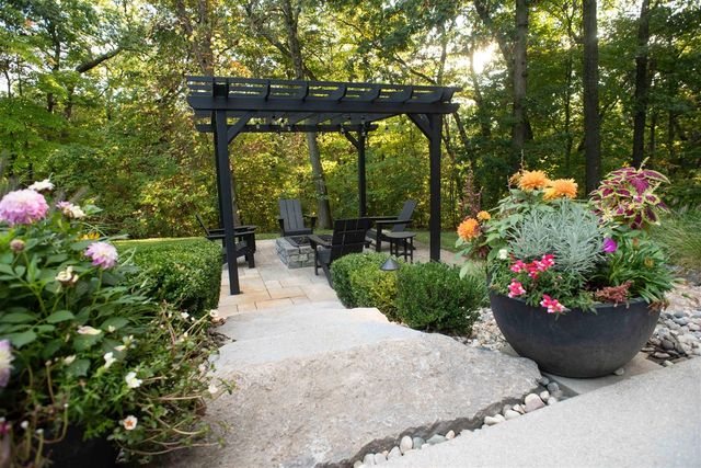 353 Riders Trail, Ada, MI 49301