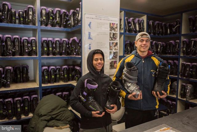 103 ASHLEY CT, Bushkill, PA 18324