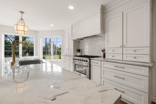 11528 N Settlement DRIVE, Mequon, WI 53092