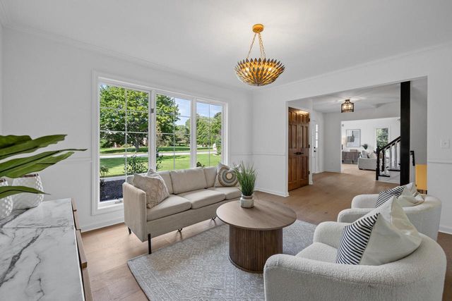 11528 N Settlement DRIVE, Mequon, WI 53092