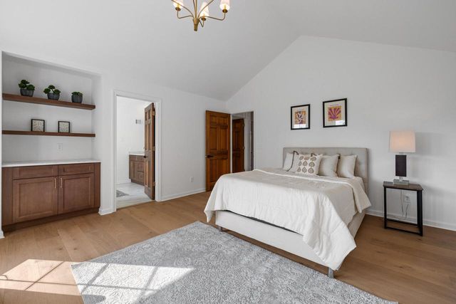 11528 N Settlement DRIVE, Mequon, WI 53092