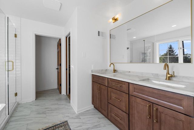 11528 N Settlement DRIVE, Mequon, WI 53092
