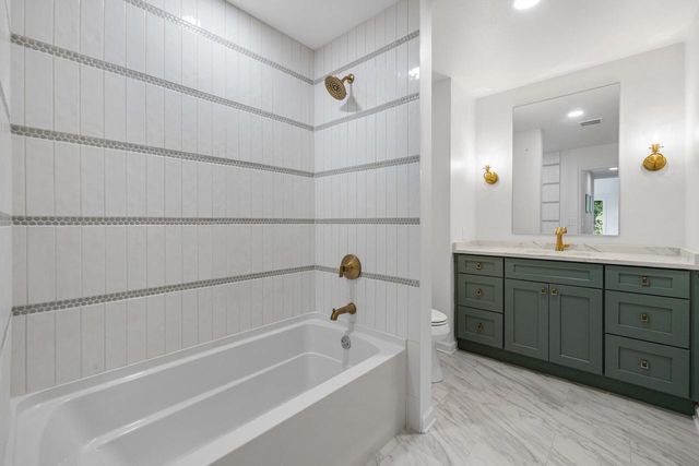 11528 N Settlement DRIVE, Mequon, WI 53092