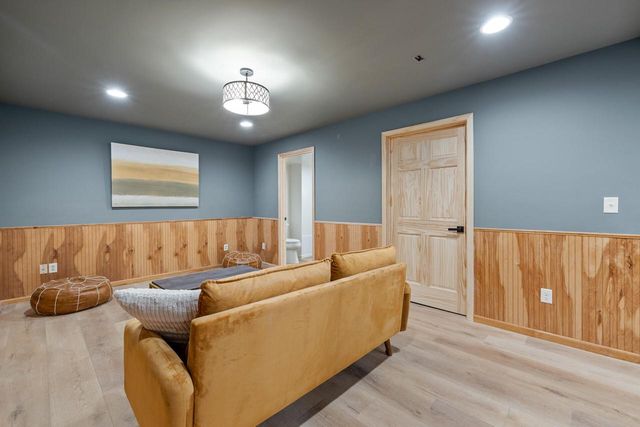 11528 N Settlement DRIVE, Mequon, WI 53092