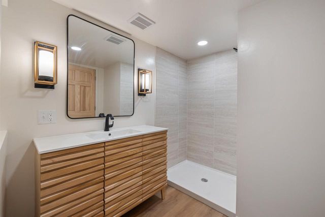 11528 N Settlement DRIVE, Mequon, WI 53092