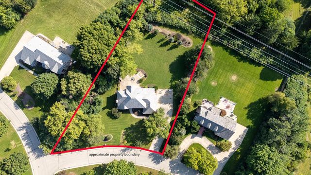 11528 N Settlement DRIVE, Mequon, WI 53092