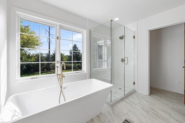 11528 N Settlement DRIVE, Mequon, WI 53092