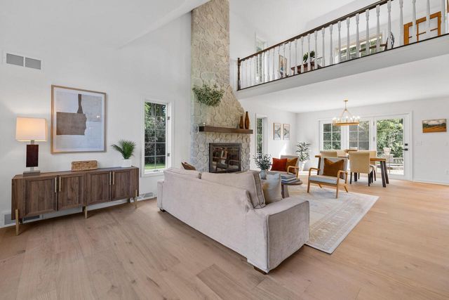11528 N Settlement DRIVE, Mequon, WI 53092