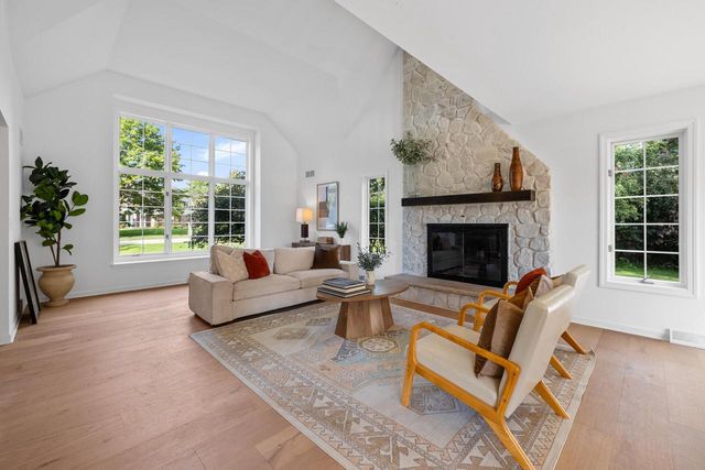 11528 N Settlement DRIVE, Mequon, WI 53092
