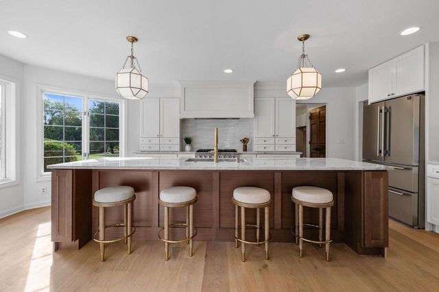 11528 N Settlement DRIVE, Mequon, WI 53092