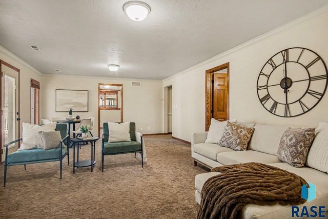 607 E 61st St Street, Sioux Falls, SD 57108