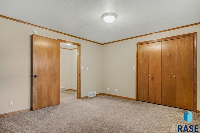 607 E 61st St Street, Sioux Falls, SD 57108