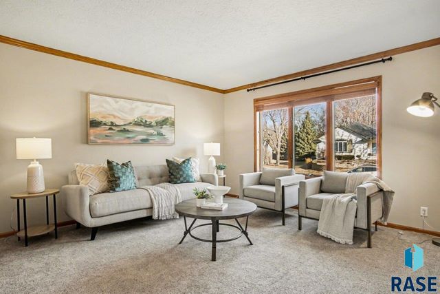 607 E 61st St Street, Sioux Falls, SD 57108