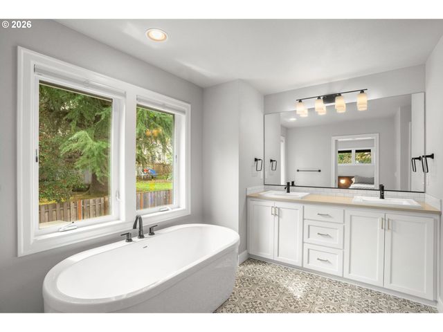 1202 SPRUCE St, Lake Oswego, OR 97034