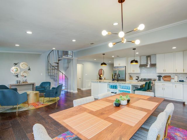 5902 Hummingbird Street, Houston, TX 77096