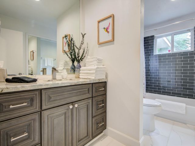 5902 Hummingbird Street, Houston, TX 77096