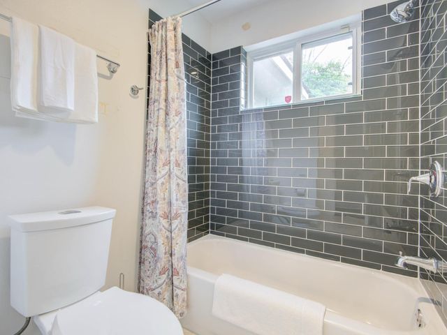 5902 Hummingbird Street, Houston, TX 77096