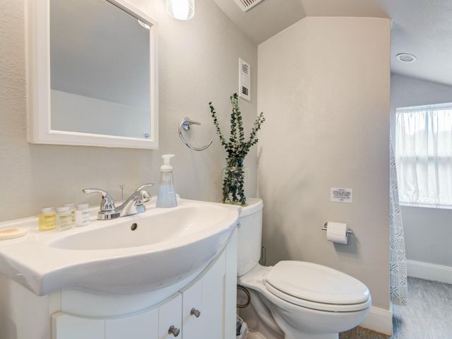 5902 Hummingbird Street, Houston, TX 77096