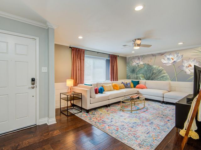 5902 Hummingbird Street, Houston, TX 77096